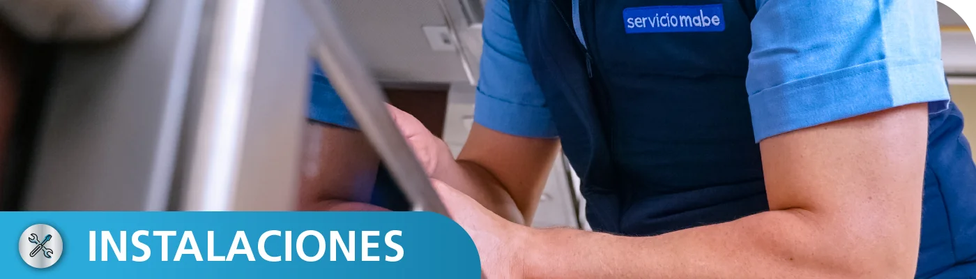 Técnico Mabe atendiendo aire acondicionado mabe en Quito